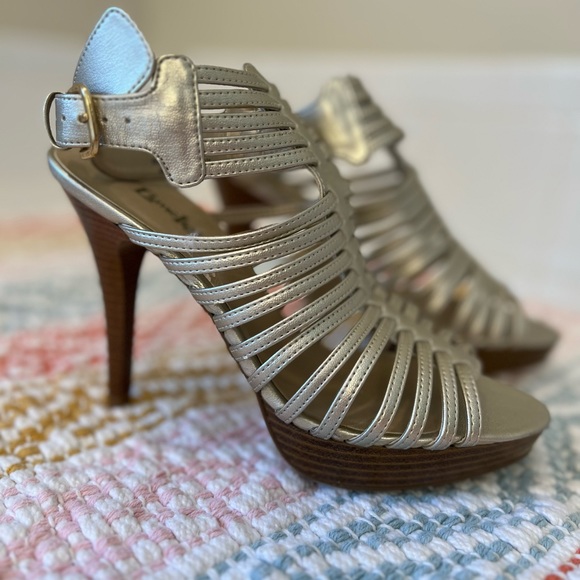 Limelight Shoes - LimeLight Women’s Golden Metallic Heels size 6.5